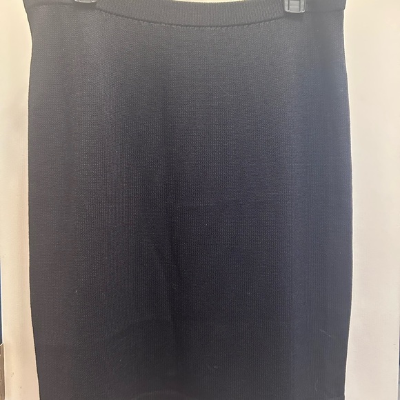 St John Basics Black Boucle Knit Mini Skirt. Size 10 - Picture 3 of 10